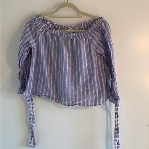 Blouse off the shoulder